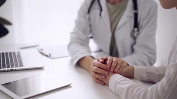 Docteur Rassurant Patient Assis Discuter Quelque Chose Près Autre Bureau — Video