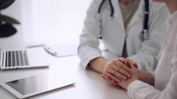Orvos Megnyugtatja Pácienst Hogy Megvitat Egymással Valamit Fehér Asztalnál Klinikán — Stock videók