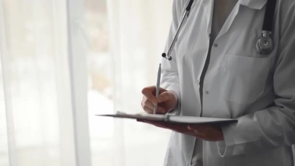Doktor Kadın Pano Tutarken Klinikteki Panorama Penceresinin Yanında Dururken Tıbbi — Stok video