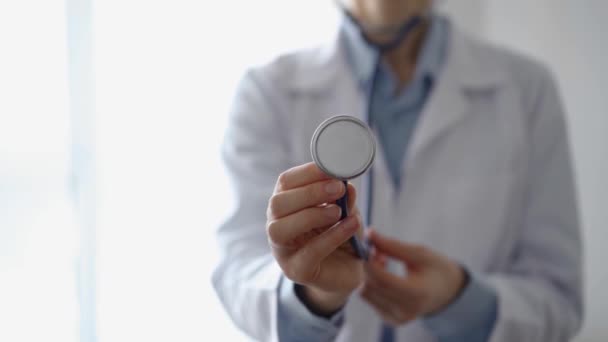 Docteur Tient Son Stéthoscope Fait Avancer Pour Examiner Patient Service — Video