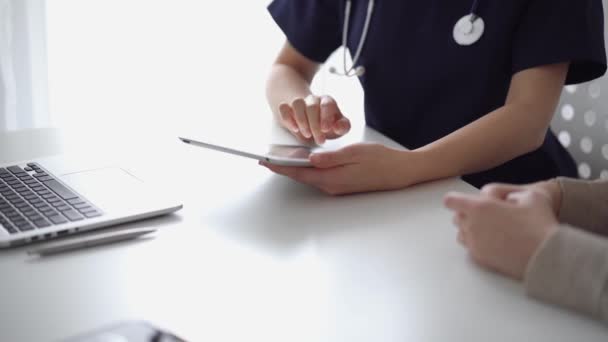 Médico Paciente Sentado Mesa Branca Perto Janela Toque Clínica Médica — Vídeo de Stock