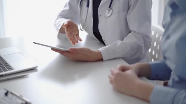 Doktor Pacient Sedí Bílého Stolu Okna Kliniky Neznámá Lékařka Bílém — Stock video