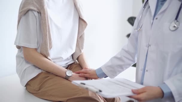 Médico Paciente Discutindo Resultados Perfeitos Exame Saúde Médico Está Animar — Vídeo de Stock