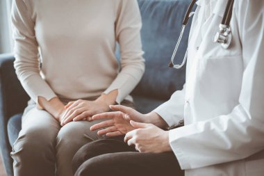 Doktor ve hasta klinikteki kanepede otururken sağlık muayenesini tartışıyorlar. Tıp konsepti.