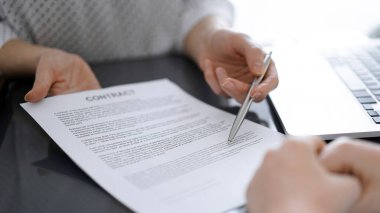 İş adamları ofiste oturup sözleşmeyi tartışıyor, kapatıyorlar. Ortaklar ya da avukatlar belgeleri imzalamadan önce toplantıda birlikte çalışırlar. Takım çalışması ve ortaklık.