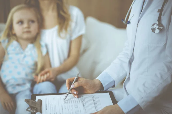 Doctor Paciente Pediatra Usando Portapapeles Mientras Examina Niña Con Madre —  Fotos de Stock