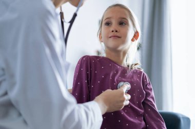 Çocuk hasta her zamanki sağlık kontrolünde. Evde doktor ve çocuk hasta var. Tıp, sağlık hizmetleri kavramları.