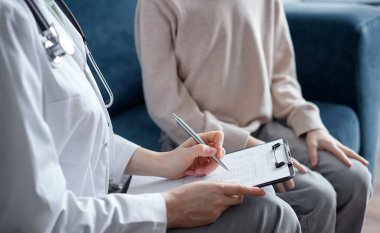 Doktor kadın ve çocuk hasta ev muayenesinde. Pediyatrist panoya tıbbi form dolduruyor, kapat. Tıp, sağlık hizmetleri kavramları.