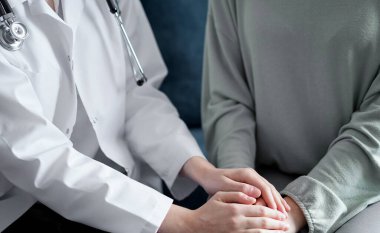 Doktor ve hasta yeşil koltukta oturuyor. Dikkatimizi kadın doktorlara, güven veren kadınlara verelim. Kapatalım. Tıp konsepti.