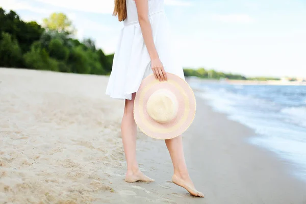 Mladá Žena Pláži Bílým Kloboukem Uzavření Nohou — Stock fotografie