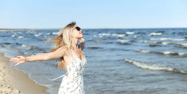 Mulher Bonita Loira Feliz Praia Oceano Vestido Verão Branco Óculos — Fotografia de Stock
