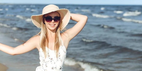 Šťastná Blondýna Žena Volném Štěstí Blaženost Pláži Oceánu Stojící Slunečními — Stock fotografie