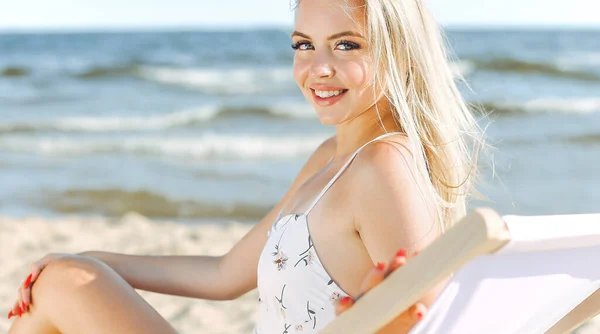 Szczęśliwa Blondynka Relaksująca Się Drewnianym Leżaku Plaży Oceanu — Zdjęcie stockowe