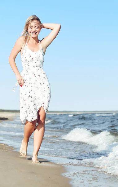 Šťastná Blondýna Krásná Žena Baví Pláži Oceánu Při Tanci Vlnách — Stock fotografie