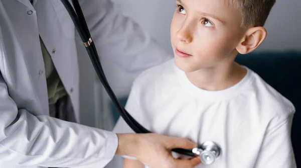 Arzt Und Kind Hause Kinderpatient Bei Der Üblichen Ärztlichen Untersuchung — Stockfoto