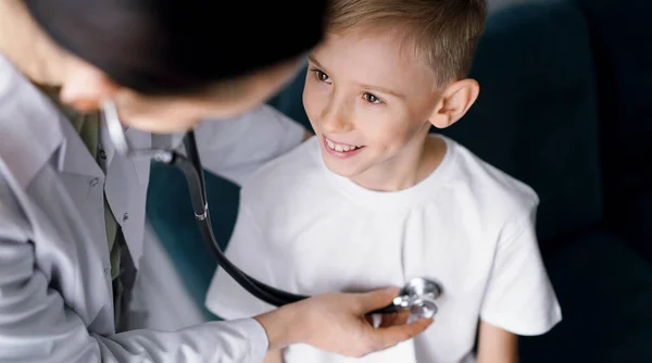 Szczęśliwy Uśmiechnięty Pacjent Zwykłej Inspekcji Medycznej Lekarz Mały Chłopiec Domu — Zdjęcie stockowe