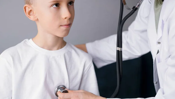 Dokter Zoontje Thuis Kinderpatiënt Bij Gebruikelijke Medische Inspectie Geneeskunde Gezondheidsconcepten — Stockfoto