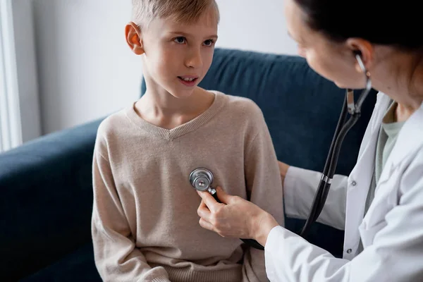Läkare Och Pojke Patient Hemma Läkarundersökning Medicin Hälso Och Sjukvård — Stockfoto