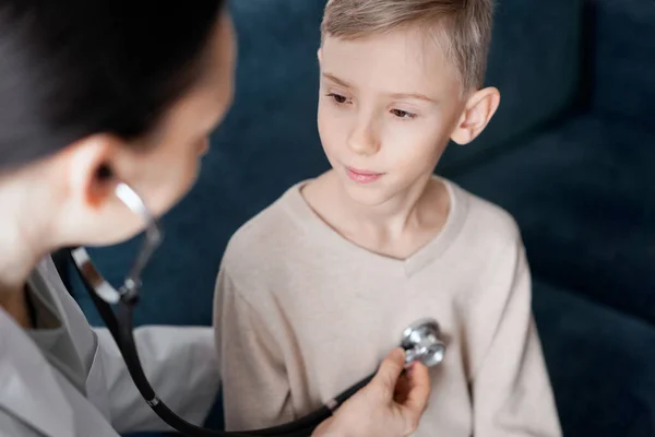 Doktor Çocuk Hasta Evde Sağlık Kontrolünde Tıp Sağlık Hizmetleri Kavramları — Stok fotoğraf