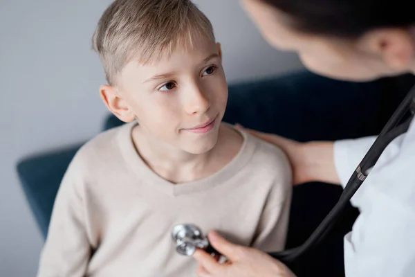 Läkare Och Pojke Patient Hemma Läkarundersökning Medicin Hälso Och Sjukvård — Stockfoto