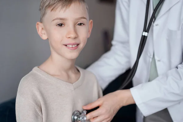 Γιατρός Και Χαρούμενος Χαμογελαστός Ασθενής Παιδί Αγόρι Στο Σπίτι Ιατρική — Φωτογραφία Αρχείου