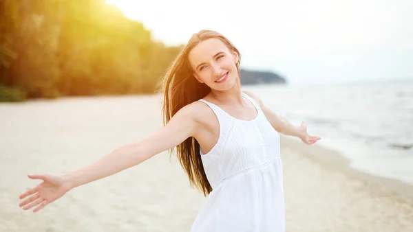 Feliz Mujer Sonriente Felicidad Libre Dicha Playa Del Océano Pie —  Fotos de Stock