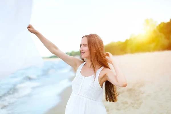 Feliz Mujer Sonriente Felicidad Libre Dicha Playa Del Océano Captura —  Fotos de Stock