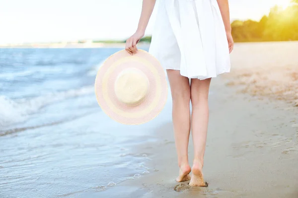Mladá Žena Pláži Bílým Kloboukem Uzavření Nohou — Stock fotografie