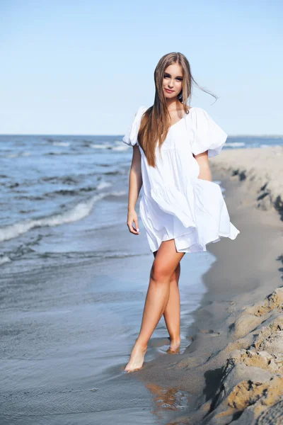Šťastná Krásná Žena Pláži Oceánu Stojí Bílých Letních Šatech — Stock fotografie