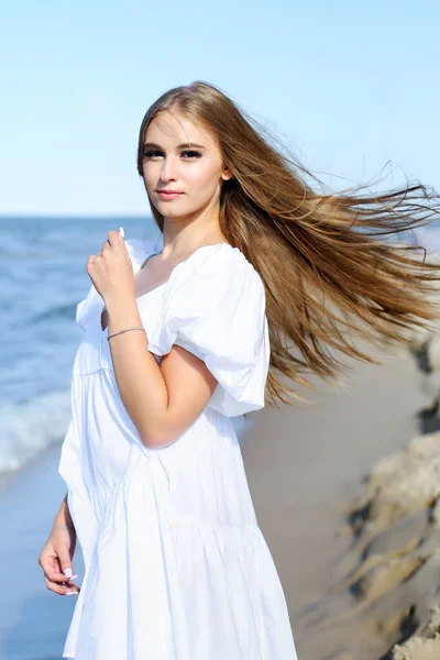 Glückliche Schöne Frau Weißen Sommerkleid Strand Des Meeres — Stockfoto