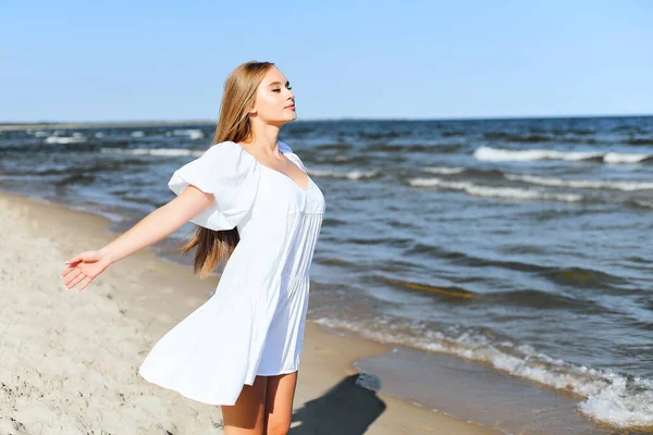 Feliz Sorrindo Bela Mulher Está Praia Oceano Vestido Verão Branco — Fotografia de Stock