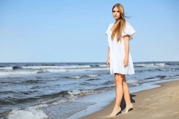 Glücklich Lächelnde Schöne Frau Spaziert Strand Des Meeres Einem Weißen — Stockfoto