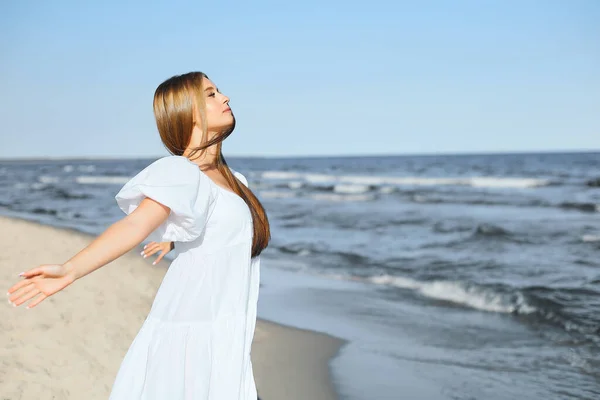 Glückliche Schöne Frau Strand Des Meeres Weißen Sommerkleid Mit Offenen — Stockfoto