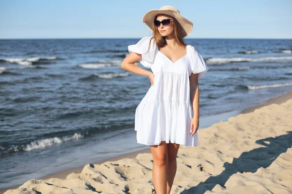 여자는 선글라스와 모자와 해변에 — 스톡 사진