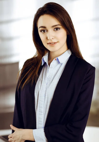 Intelligente Junge Geschäftsfrau Blauer Jacke Steht Ihrem Arbeitsplatz Porträt Eines — Stockfoto