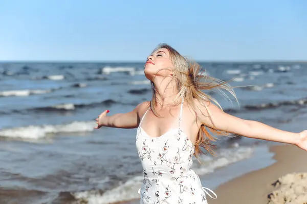 Okyanus Sahilinde Beyaz Bir Yaz Elbisesi Içinde Elini Kaldıran Mutlu — Stok fotoğraf