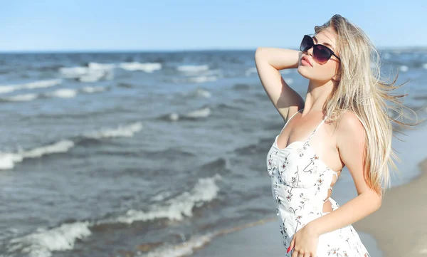 Szczęśliwa Blondynka Darmowej Szczęśliwej Błogości Oceanicznej Plaży Stojąca Okularach Przeciwsłonecznych — Zdjęcie stockowe