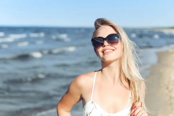 Šťastné Blondýny Žena Volném Štěstí Blaženost Pláži Oceánu Stojící Slunečními — Stock fotografie