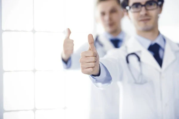 팀으로 의사들 병원내 환자들을 최고의 서비스의 상징으로 엄지손가락을 있습니다 — 스톡 사진