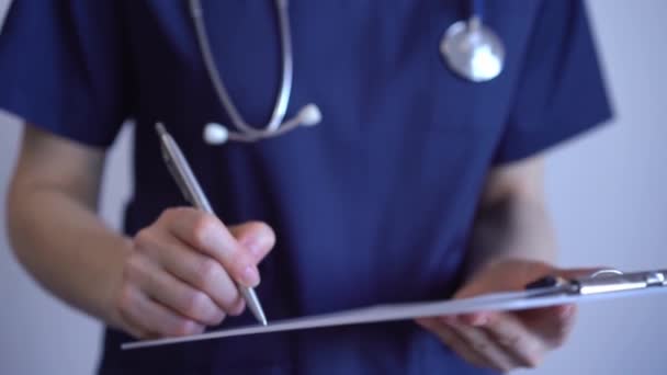 Doktor Kadın Tıbbi Almak Için Pano Kullanıyor Gri Arkaplanın Yanında — Stok video