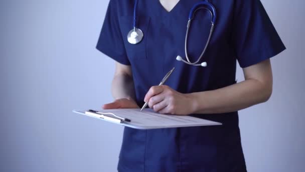 博士女士站在灰蒙蒙的背景下 用平板电脑 靠得很近 医生或外科医生在工作 医学概念 — 图库视频影像
