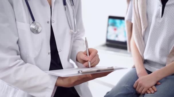 Docteur Patient Sont Clinique Gros Plan Médecine Inconnue Utilisant Presse — Video