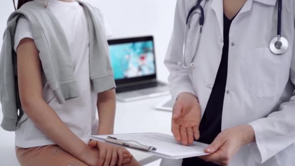 Arzt Beruhigt Kind Patient Während Beide Sitzen Und Diskutieren Etwas — Stockvideo