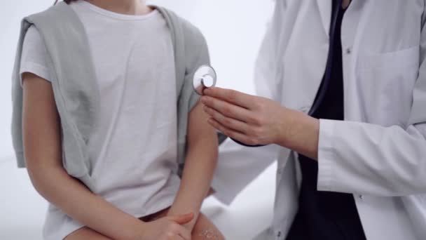 Dokter Patiënt Artsen Onderzoeken Meisje Kind Met Een Stethoscoop Bij — Stockvideo