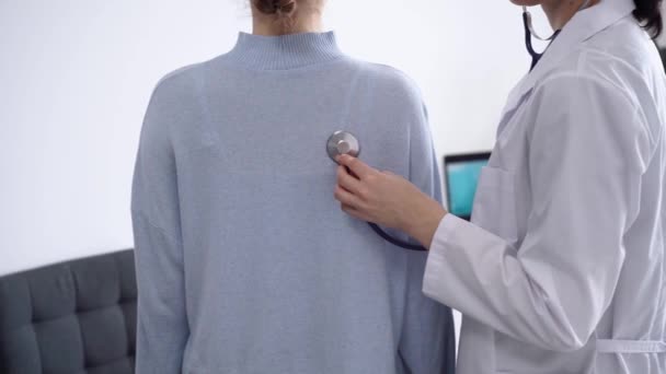 Dokter Patiënt Zijn Kliniek Artsen Witte Jas Onderzoeken Een Vrouw — Stockvideo