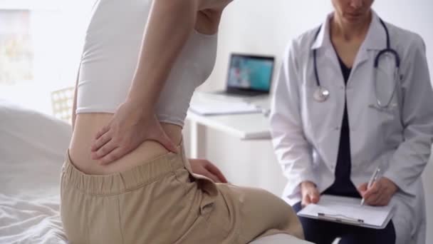 Dokter Dan Pasien Berada Klinik Ortopedi Bermantel Putih Menggunakan Papan — Stok Video