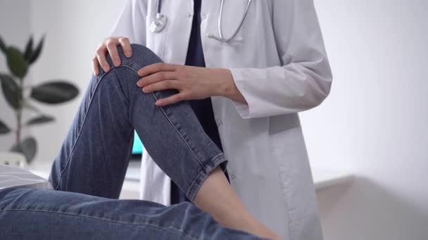 Doktor Hasta Klinikte Beyaz Önlüklü Ortopedik Yalancı Bir Kadının Diz — Stok video