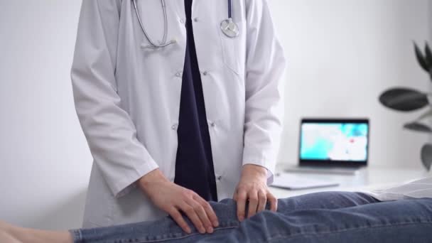 Лікар Пацієнт Знаходяться Лікарні Ортопедія Білому Пальто Оглядає Колінний Суглоб — стокове відео