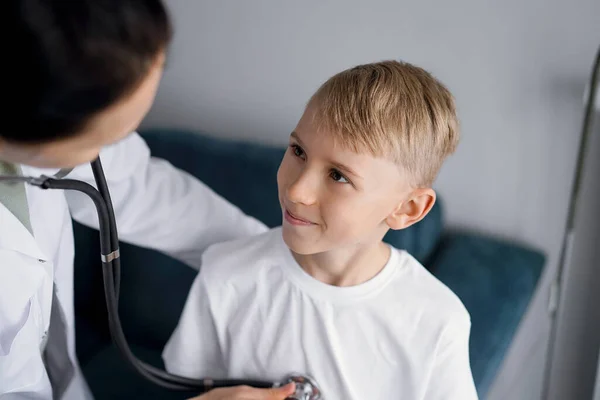 Glücklich Lächelnder Kinderpatient Bei Der Üblichen Ärztlichen Untersuchung Arzt Und — Stockfoto