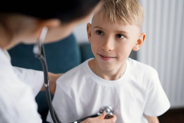 Γιατρός Και Παιδί Στο Σπίτι Παιδικός Ασθενής Στη Συνήθη Ιατρική — Φωτογραφία Αρχείου